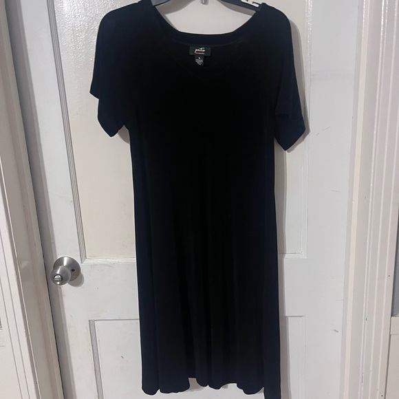 Cabernet Dresses & Skirts - Cabernet Black Short-Sleeve Swing Dress